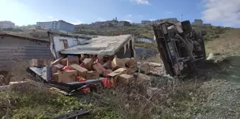 Başakşehir'de dondurulmuş gıda yüklü kamyonet devrildi