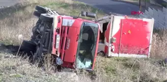 İSTANBUL-BAŞAKŞEHİR'DE KAMYONET DEVRİLDİ, EMNİYET KEMERİ TAKILI OLAN SÜRÜCÜ HAFİF YARALANDI