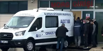 Antalya'da yeni aldığı otomobille eve dönüş yolunda can verdi