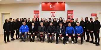 SPOR Sivasspor Kadın Futbol Takımı 25 futbolcuyla sözleşme imzaladı