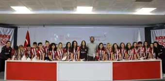 Sivasspor Kadın Futbol Takımı'nda 25 imza birden