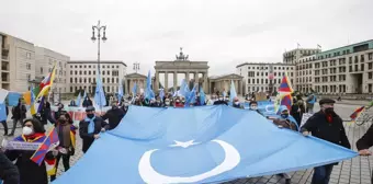 Almanya'daki Uygurlardan Pekin Olimpiyat Oyunları'nın boykot edilmesi için gösteri