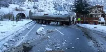 Son dakika haberi | Un yüklü tır buzlu yolda kaza yaptı: 1 yaralı