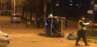 Antalya'da hafif ticari araç ile otomobilin çarpışması sonucu 4 kişi yaralandı