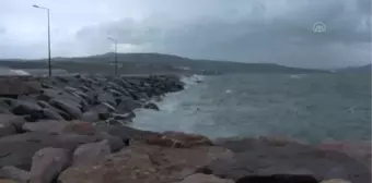 BALIKESİR - Bandırma ve Erdek'te fırtına nedeniyle balıkçı tekneleri denize açılamadı