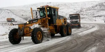 Erzincan'da kar ve tipiden 339 köy yolu ulaşıma kapandı