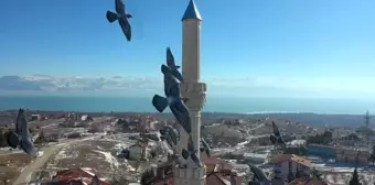 Yıldırım düşmesi sonucu yanan caminin minaresi yenilendi