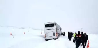 Kara saplanan otobüsü jandarma kurtardı