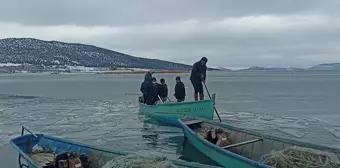 Mada Adası sakinleri buz tutan gölü geçerek ihtiyaçlarını karşılıyor