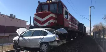 Yük treni hemzemin geçitte otomobile çarptı: 1 ölü, 1 yaralı