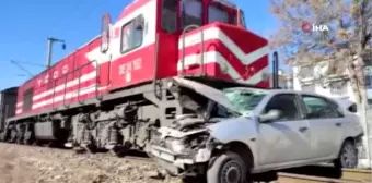 Son dakika haber | Yük treni hemzemin geçitten geçmeye çalışan otomobile çarptı: 1 ölü, 2 yaralı