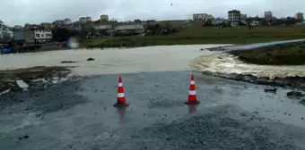 Arnavutköy'de dere taştı, yol kullanılamaz hale geldi ahırları su bastı