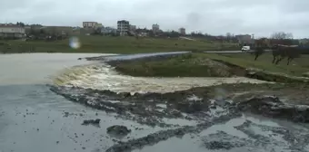 Arnavutköy'de dere taştı...Yol kullanılamaz hale geldi, ahırları su bastı