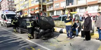 YAYALARA YOL VERMEK İÇİN DURAN OTOMOBİLE ARKADAN GELEN ARAÇ ÇARPTI: 2 YARALI