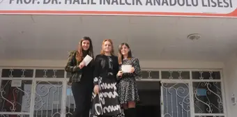 10 yıl önce kendilerine yazdıkları mektupları öğrencilerine ulaştırıyor