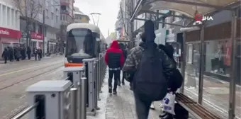 Tramvaylarda sahne provası... Liseli gençler tramvayda müzik yaparak hem harçlığını çıkartıyor, hem de halkın da beğenisini topluyor