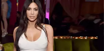 Gece sıcaktan bunalan Kim Kardashian soluğu havuzda aldı! Siyah bikinisi göz kamaştırıyor