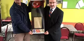 Emet Belediyesi'nden İstiklal marşının yazılı olduğu bez flama dağıtımı