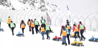 Erciyes'te düzenlenen kızak yarışmasında 25 çift hem eğlendi hem yarıştı