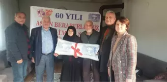 Rize'de evlilikte 60 yılını dolduran çiftlere yastık hediyesi