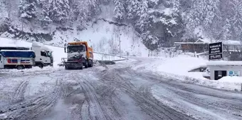 Trabzon-Bayburt karayolu kar nedeniyle ulaşıma kapandı