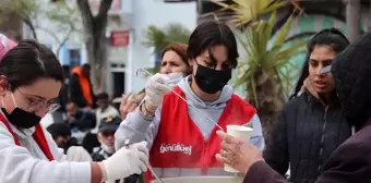 Gönüllüler İzmir'de sıcak çorba dağıttı