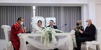 Öğrencilerini kırmayıp nikah şahidi oldular