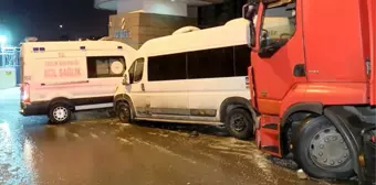 Buzlanma nedeniyle kontrolden çıkan tır, minibüs ve ambulansa çarptı