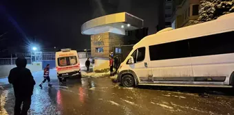 Yokuştan inerken kayan tırın çarptığı minibüs, hasta bekleyen ambulansa çarptı