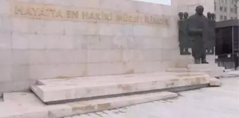 BAĞCILAR MEYDANI'NDAKİ ATATÜRK ANITI'NDA 'BENZERLİK' TARTIŞMASI