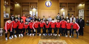 DPÜ atletizm ve futsal takımlarından Rektör Uysala'a ziyaret