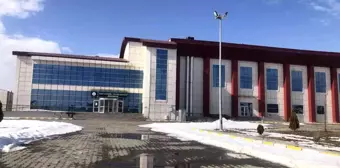 Kafkas Üniversitesi Olimpik Yüzme Havuzu'nun durumu içler acısı