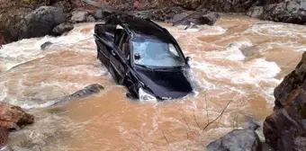 Kontrolden çıkan araç dereye yuvarlandı: 1 ölü, 3 yaralı