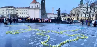 Lviv'de halk 515 kandil mum ile Ukrayna haritası çizdi