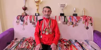 77 yaşındaki Murat Altun'un spor azmi, bir oda dolusu madalyası var