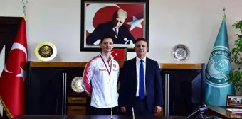 Şampiyon sporcudan, Rektör Prof. Dr. İlter Kuş'a ziyaret