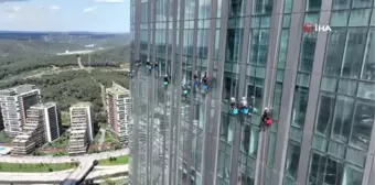 Yüzlerce metre yükseklikte çalışan işçilerin zorlu gökdelen mesaisi kamerada