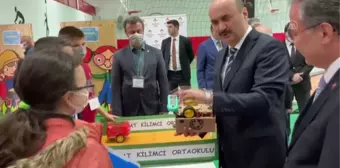 Öğrenciler atık malzemelerden yaptıkları 'çevreci robotları' tanıttı