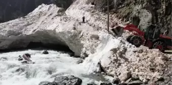 Kaçkar Dağları'ndaki yayla yollarında ekipler bayram öncesi kar mesaisinde