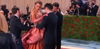 Oyuncu Blake Lively, Met Gala'da şov yaptı! Elbisenin üstünden bir elbise daha çıktı