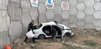 Son dakika haber | SİVAS'TA OTOMOBİL ÜST GEÇİT DUVARINA ÇARPTI 1 ÖLÜ, 5 YARALI - 2 YENİDEN