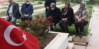 Şehadet yıl dönümü Anneler Günü'ne denk gelen oğlunun kabrini ziyaret etti