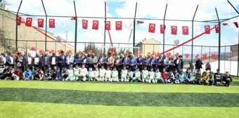 Yahyalı'daki okullara kazandırılan halı sahalar açıldı