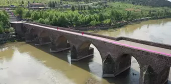 Diyarbakır'ın Tarihi Mekanlarında Ünlü Mankenlerle Defile