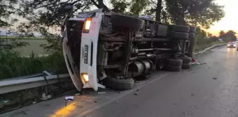 Manisa'da otobüsle kamyonun çarpışması sonucu iki kişi yaralandı