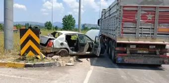 Manisa'da kamyonla otomobilin çarpıştığı kazada 2 kişi öldü, 2 kişi yaralandı