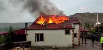 Aksaray'da Yoğun Yağış Sele Neden Oldu, Yıldırım Düşen Evde Yangın Çıktı