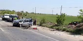 İki otomobilin çarpıştığı kazada 7 aylık hamile kadın ve annesi öldü, 3 yaralı