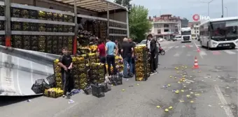 Tırdan yola onlarca kasa limon savruldu, sürücünün yardımına vatandaşlar koştu