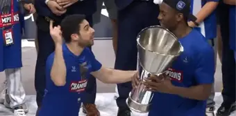 Anadolu Efes kaptanı Doğuş Balbay'dan kupa törenine damga vuran hareket! Spiker bile şaştı kaldı